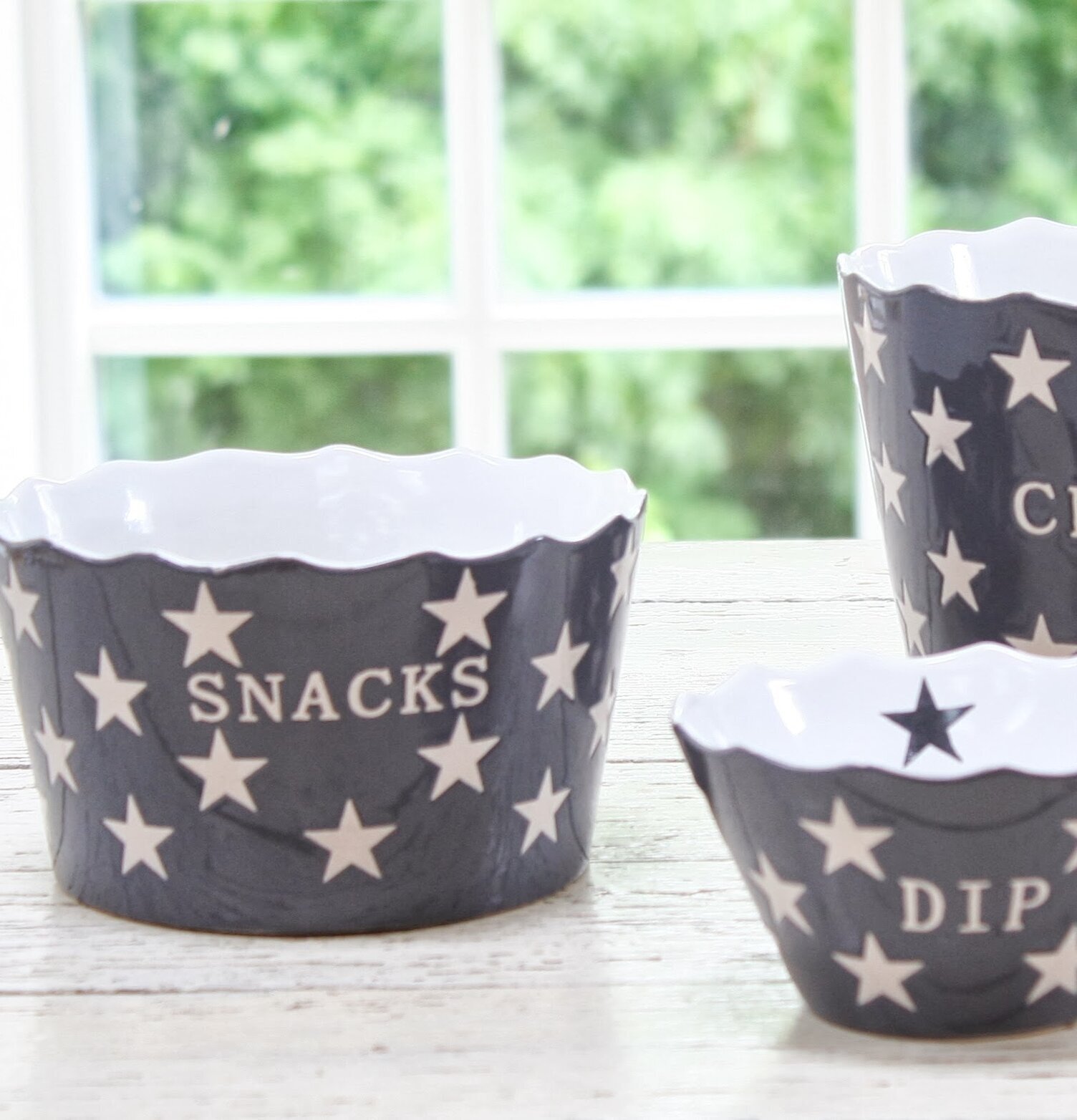 Happy Stars - Dip Grå skål från Krasilnikoff på trären yta