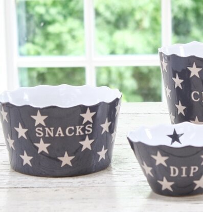 Bild av stilrena skålar med stjärnmönster i grått och vitt