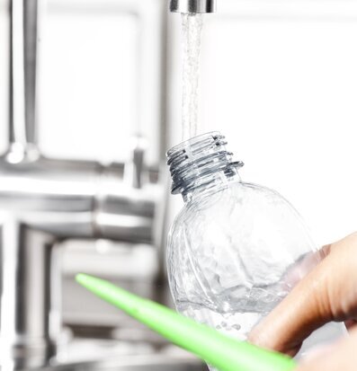 Bild av modernt kök med vattenkran och plastflaska