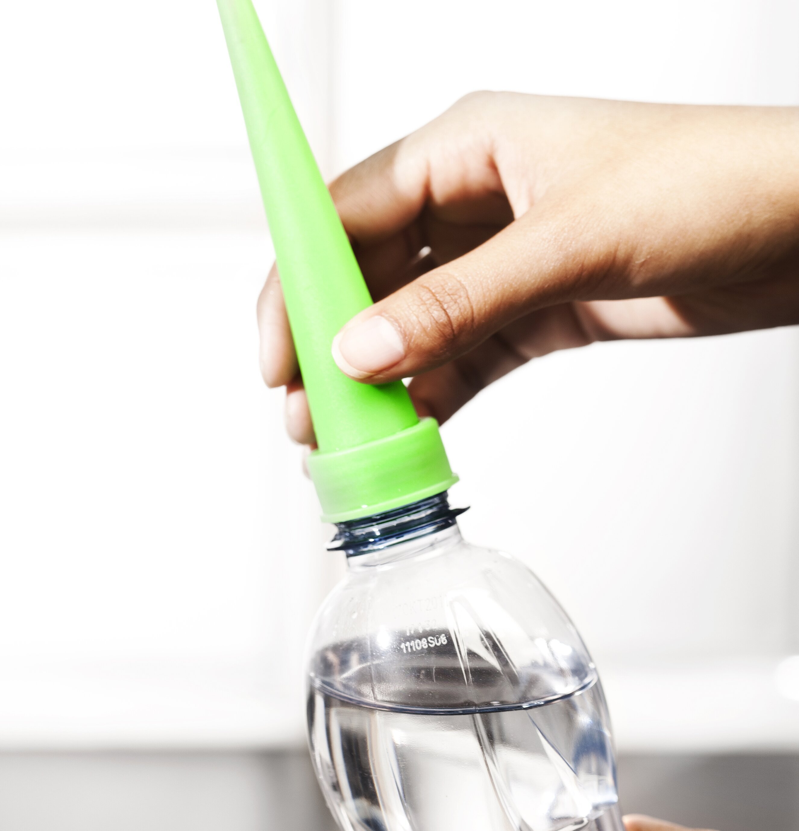 Självbevattnare från Sagaform i användning med plastflaska