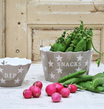 Bild av keramikskålar med lantlig och lekfull design