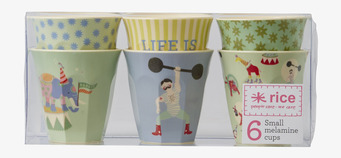 Bild av sex färgglada melaminmuggar i plastförpackning