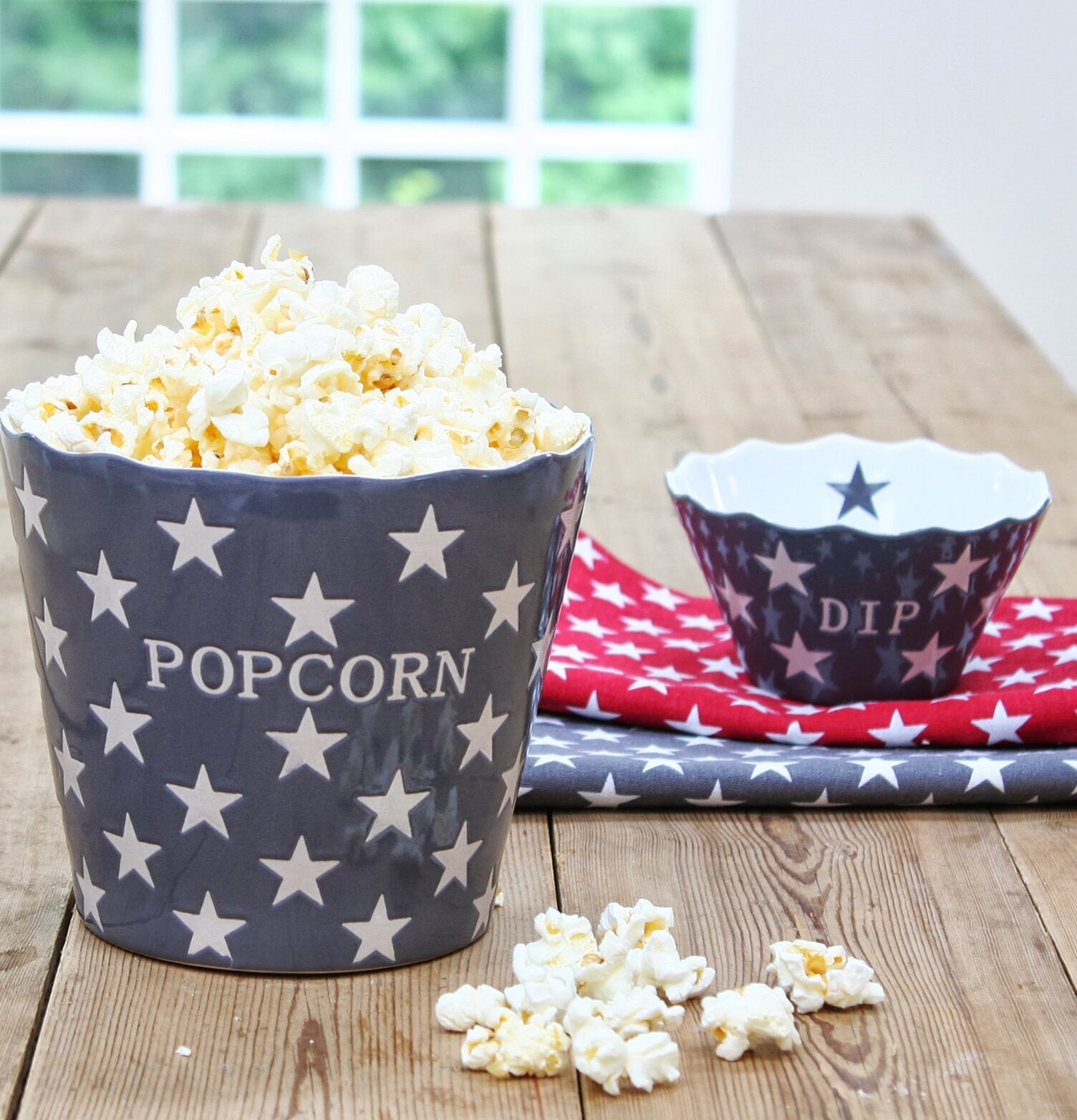 Happy Stars - Popcorn Grå från Krasilnikoff på träbord