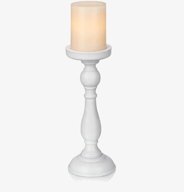 Bild av elegant vit ljusstake i trä med tidlös design