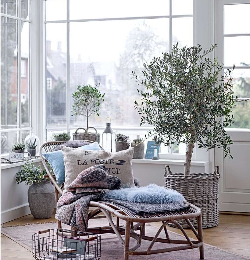 Pläd Patchwork från IB Laursen på rottingliknande solsäng