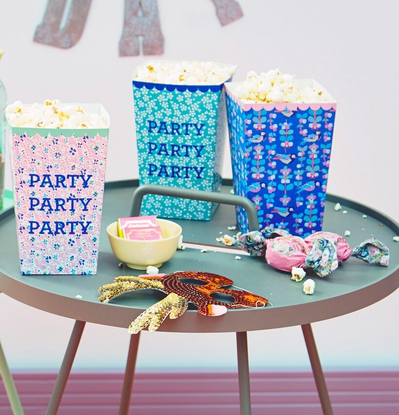 Bägare Popcorn från Rice på ett festligt dekorerat bord