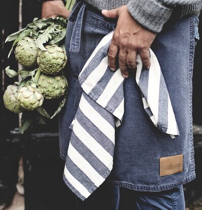 Bild av stilrent förkläde och kökstillbehör utomhus