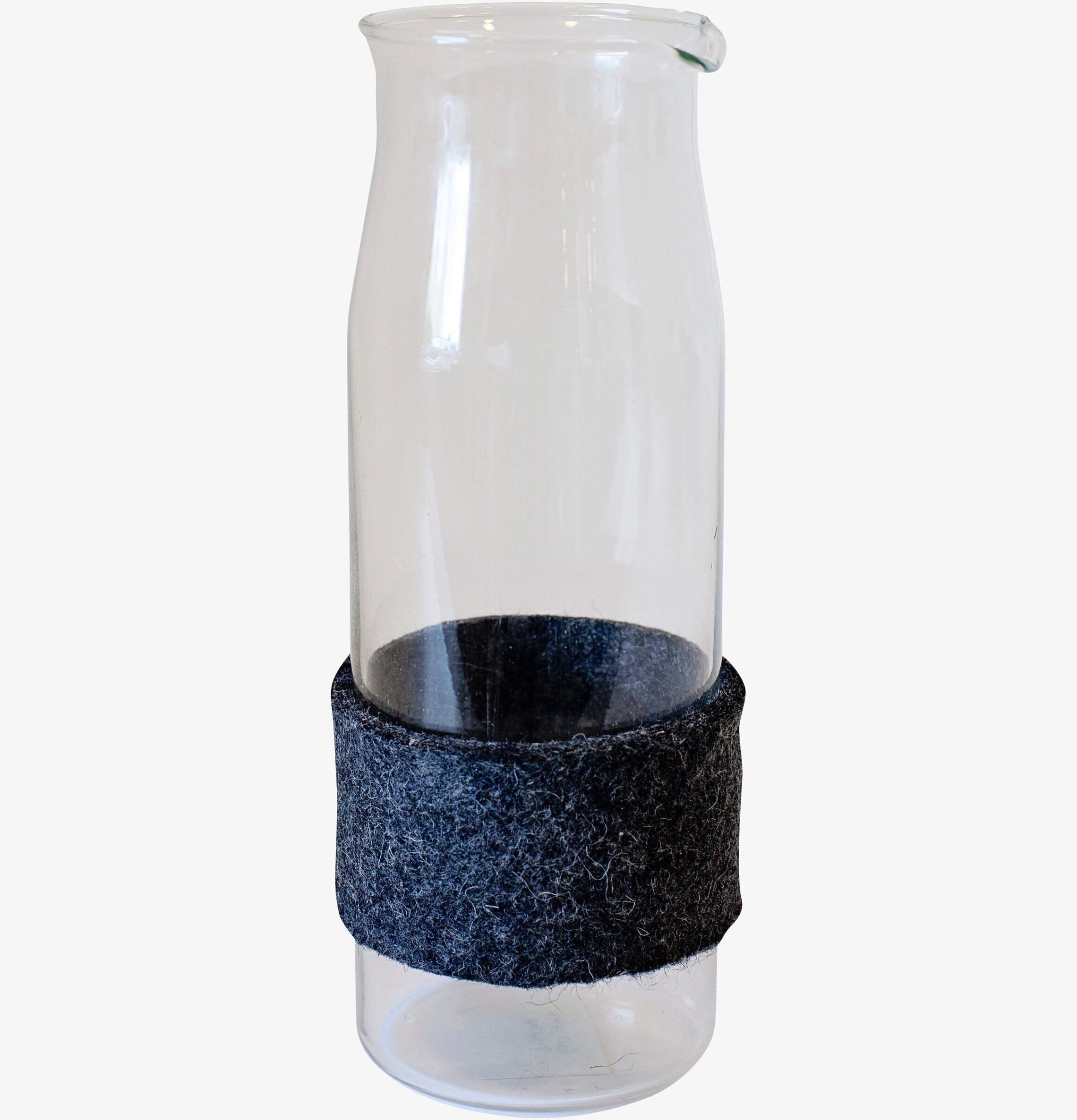 Foto av stilren karaff med filt och elegant design