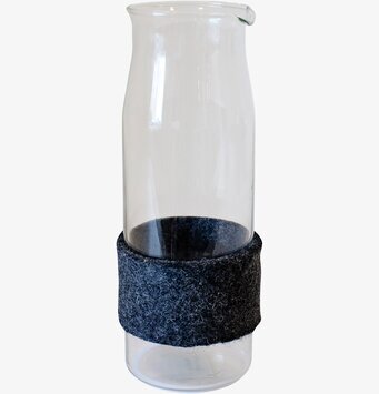 Foto av stilren karaff med filt och elegant design