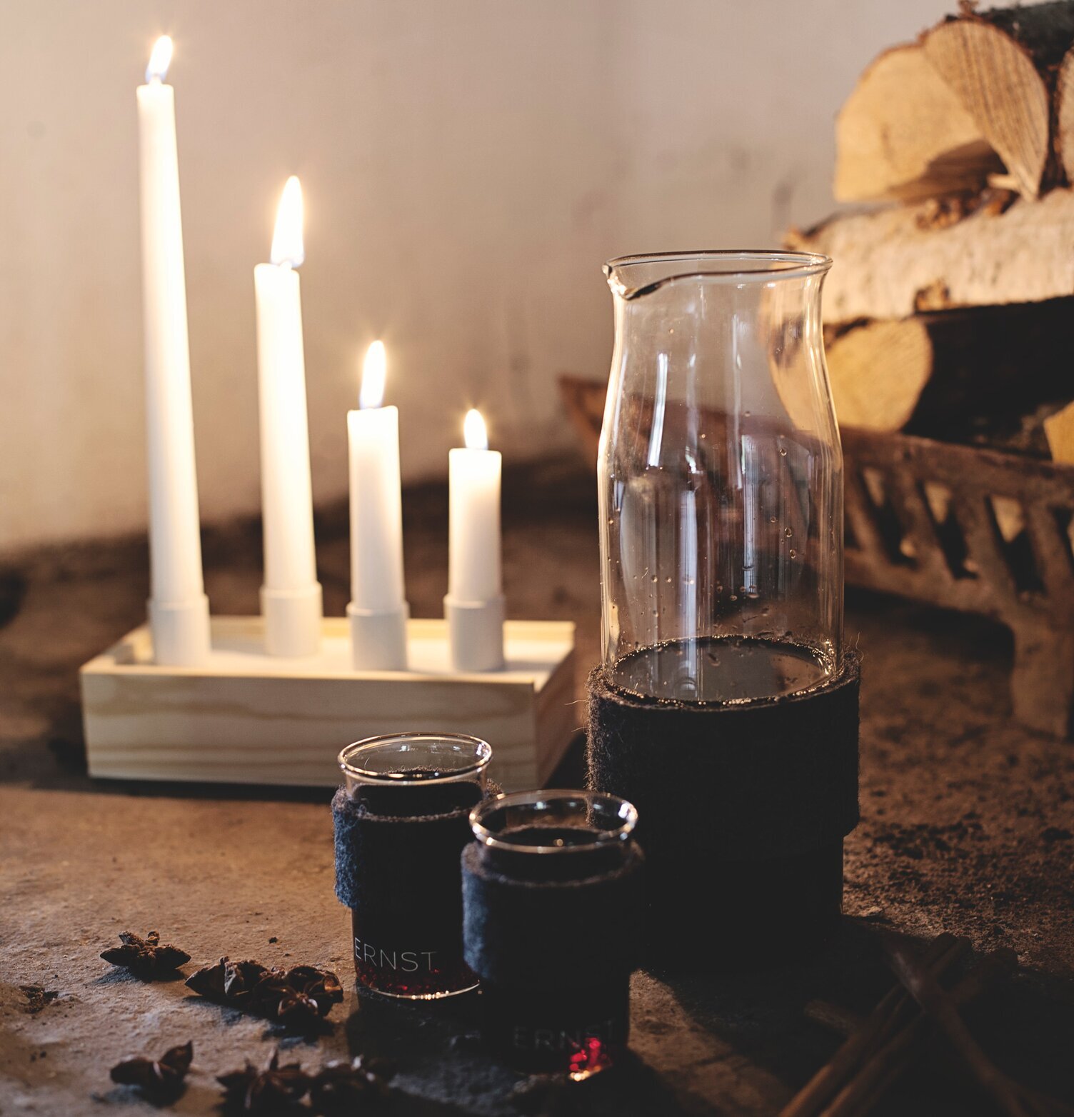 Karaff Med Filtomslag från Ernst på rustikt bord med glas