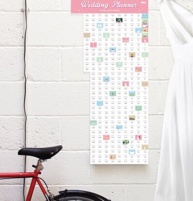 Bild av bröllopsförberedelser med cykel och klänning