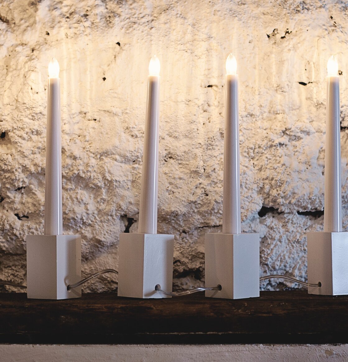 Adventsljusstake från Ernst med fem vita kubformade ljushållare
