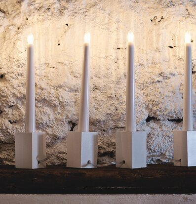 Bild av stilren adventsljusstake i modern hemmiljö