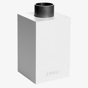 Bild av stilren vit ljusstake med kubformad design