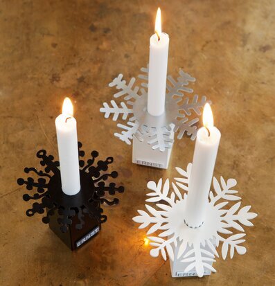 Bild av eleganta ljusstakar i harmonisk komposition