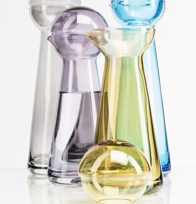 Bild av eleganta, färgglada karaffer med glaskulor