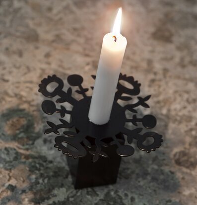 Bild av stilren ljusstake i svart med elegant design