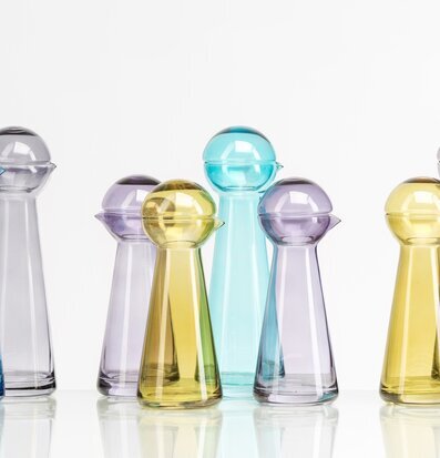 Foto av färgglada karaffer i elegant och modern design