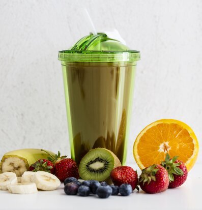 Bild av smoothie mugg med färska frukter och grön design