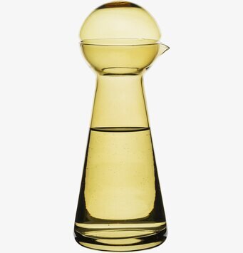 Foto av stilfull karaff med bärnstensfärg och lock