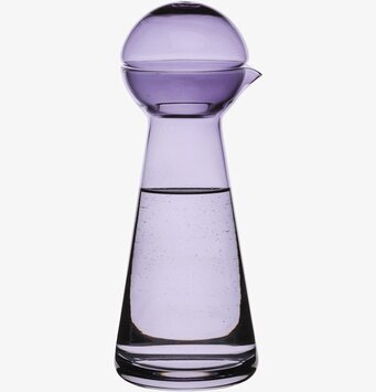 Bild av elegant lila karaff med stilren och praktisk design