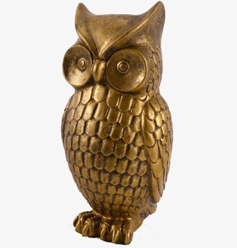 Bild av gyllene uggla med intrikata detaljer och charm