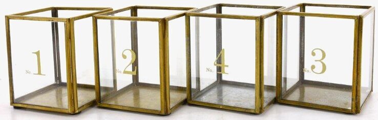 Bild av eleganta adventsboxar i mässing och glas