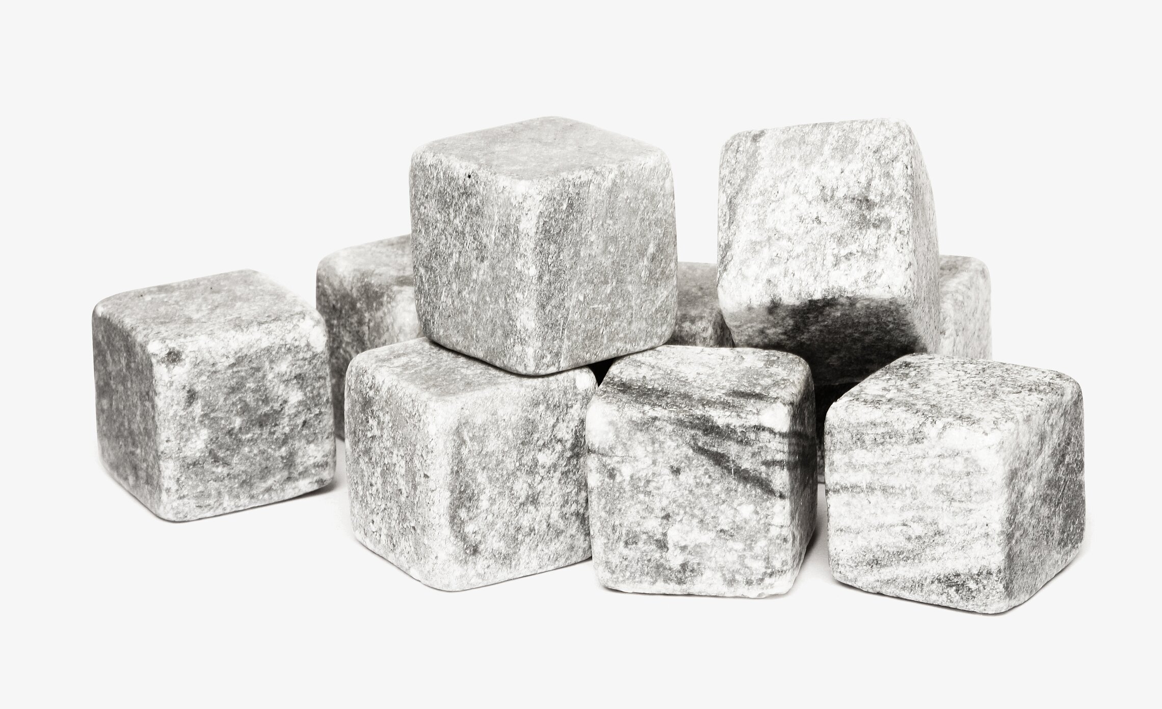 Bild av eleganta drinkstenar i kubform för hemmabaren