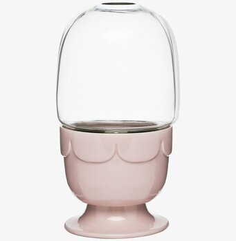 Bild av elegant växthus med rosa keramikbas och glaskupa