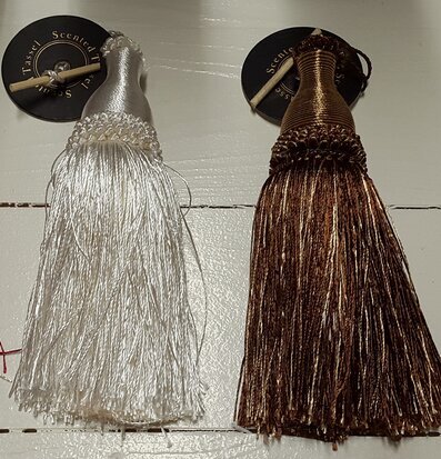 Foto av fyra dekorativa tofsar i olika färger och stil