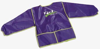 Bild av lila barnförkläde med gröna detaljer och fickor