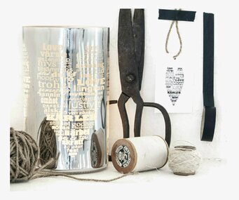 Bild av harmonisk inredning med eleganta detaljer