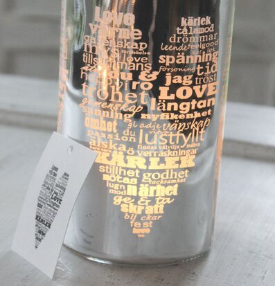 Bild av stilfull ljuslykta som sprider värme och trivsel