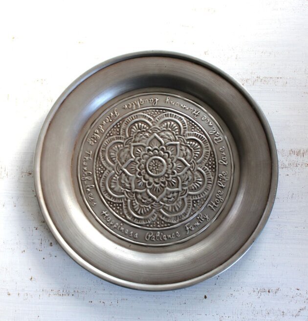 Bild av dekorativ bricka med intrikat mönster och stil