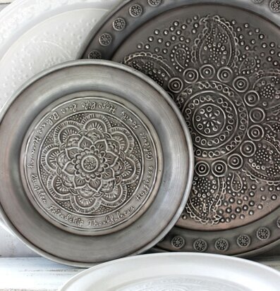 Bild av eleganta fat med blomsterinspirerat mönster