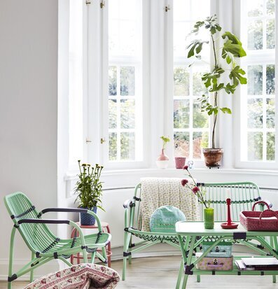 Bild av ljust vardagsrum med gröna inredningsdetaljer