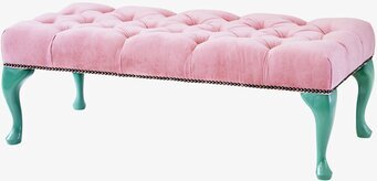 Bild av rosa sammetssittbänk med gröna ben och nitar