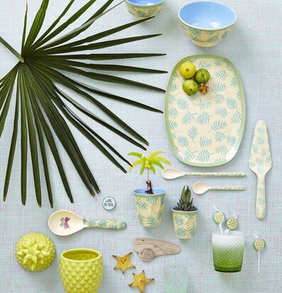 Bild av tropiskt tema med lekfull och somrig estetik