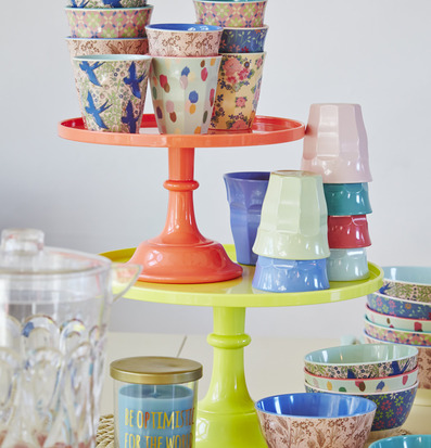 Bild av färgglada skålar och koppar i lekfullt arrangemang