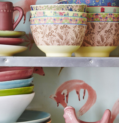 Bild av färgglada porslinsprodukter och blommönster