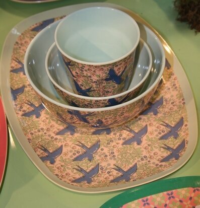 Foto av färgglad porslinsuppsättning med svalmotiv