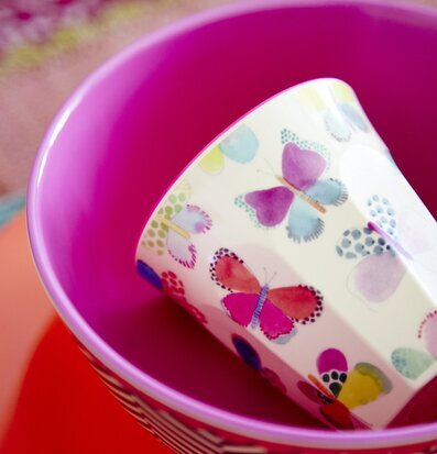 Bild av mugg med fjärilsmotiv i färgglad komposition