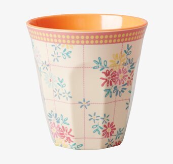 Bild på färgglad mugg med blommönster och rosa kant