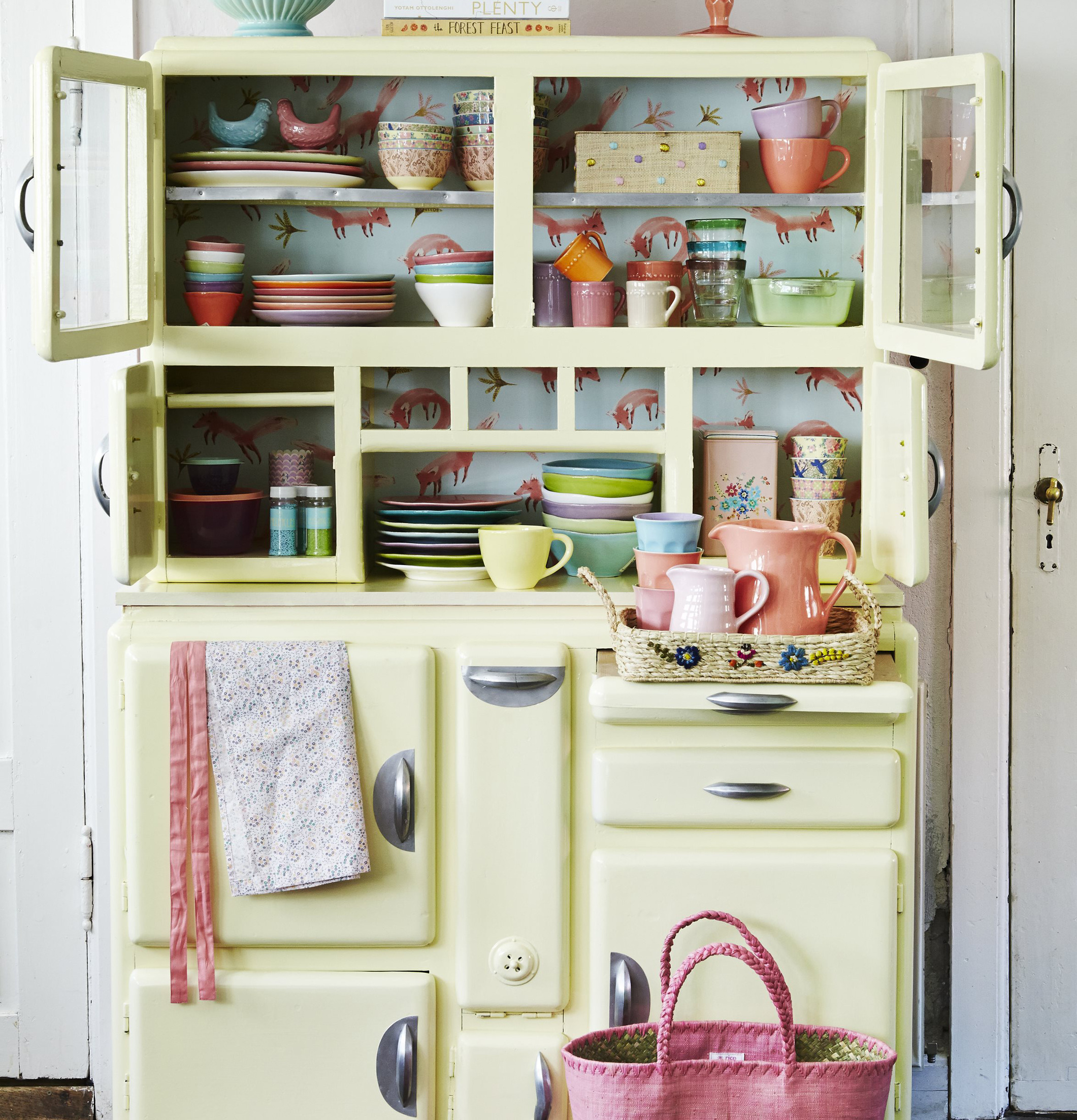 Bild av färgglatt retro köksskåp med köksartiklar