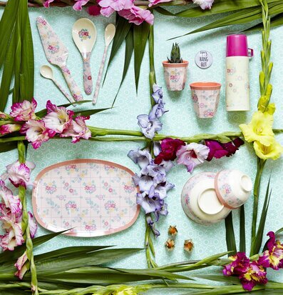 Bild av färgglatt arrangemang med blommiga detaljer