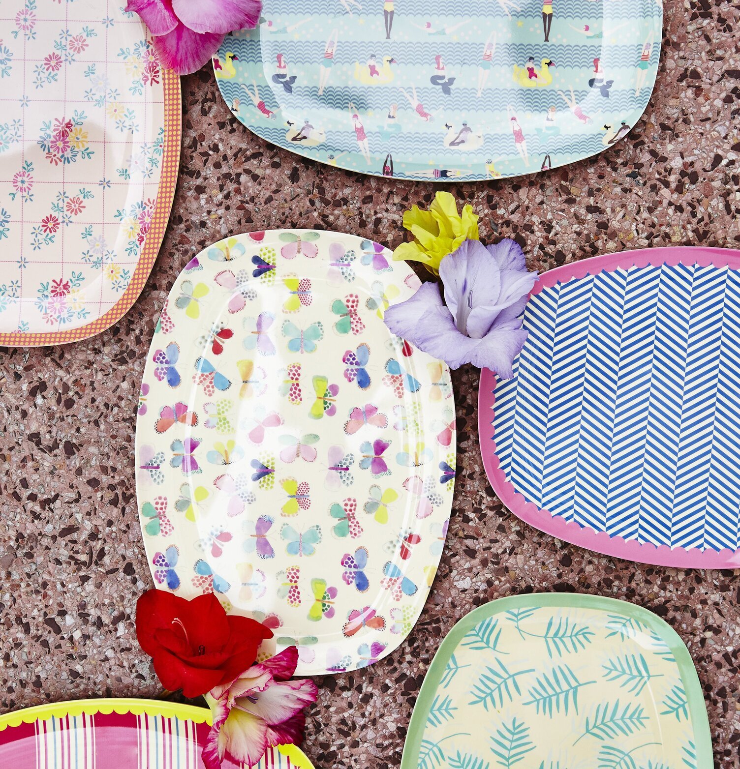 Bild av färgglada tallrikar med unika mönster och design