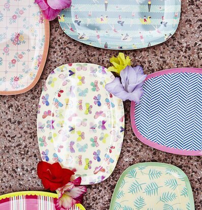 Bild av färgglada tallrikar med unika mönster och design