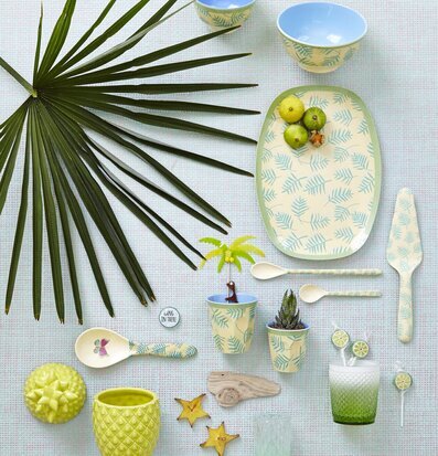 Bild av tropiskt inspirerad dukning och dekoration