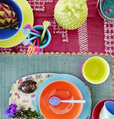 Bild av färgglad och lekfull dukning med fjärilsmönster