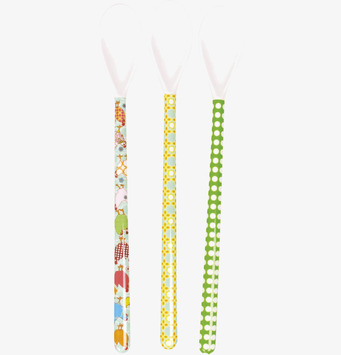 Bild av färgglada och mönstrade melaminskedar i köket